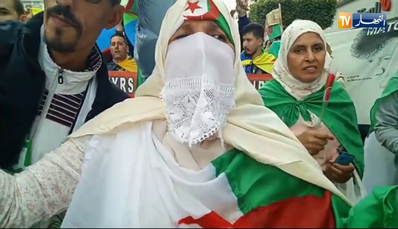 “أحبها وسأظل أحبها..فمن الإيمان حب الوطن”..هكذا تظاهرت الحاجة في مسيرة الجمعة التاسعة