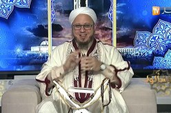فسألوا: إمام مسجدنا يطيل الصلاة مما يجعل المصلين يصلون في بيوتهم فما الحكم في ذلك ؟