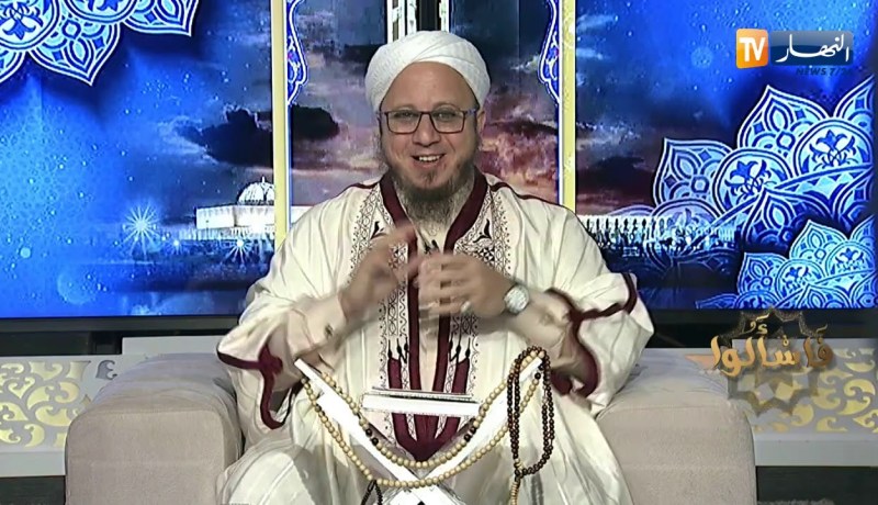 فسألوا: إمام مسجدنا يطيل الصلاة مما يجعل المصلين يصلون في بيوتهم فما الحكم في ذلك ؟