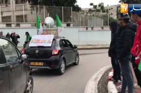 شاهد كيف يدعو هذا المواطن المتظاهرين للتوجّه  إلى جسر “زبانا” بوهران !!