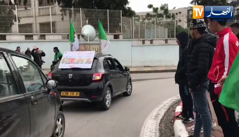 شاهد كيف يدعو هذا المواطن المتظاهرين للتوجّه  إلى جسر “زبانا” بوهران !!