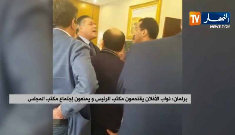 برلمان: نواب الأفلان يقتحمون مكتب الرئيس ويمنعون إجتماع مكتب المجلس