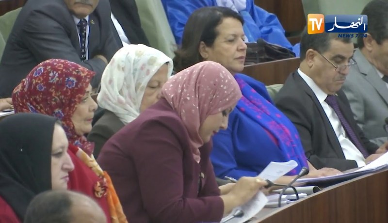 برلمان: السيجارة.. وتصفح الهاتف.. بطلا المصادقة على مشروع قانون المالية 2019