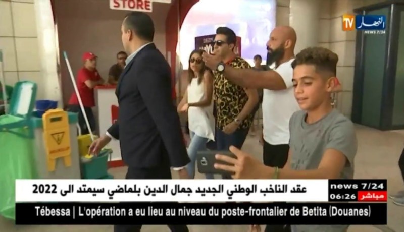 وصول الفنان الجزائري “لالجيرينو” إلى مطار هواري بومدين