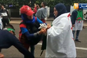 شاهد ماذا فعلت “مسعفة طبية” مع فتاة تنظّف الشارع !!