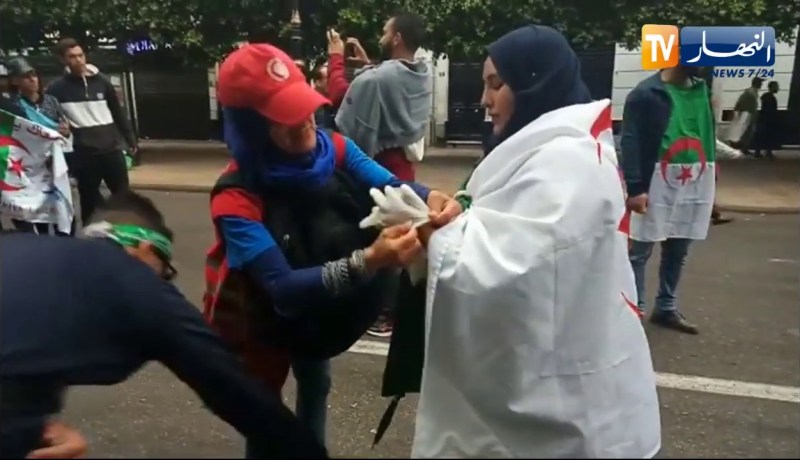 شاهد ماذا فعلت “مسعفة طبية” مع فتاة تنظّف الشارع !!