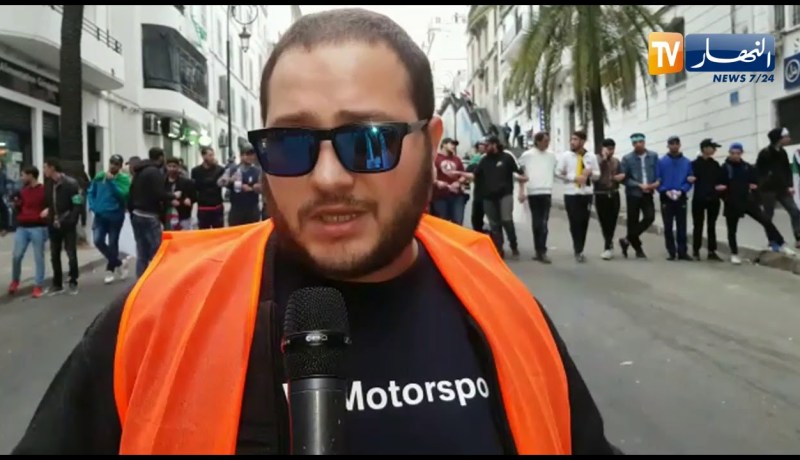 سارة وفارس متطوعان في تأطير المسيرات السلمية بالعاصمة