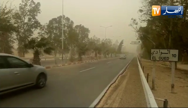 رياح قوية متبوعة بزوابع رملية تجتاح ولاية الوادي !!