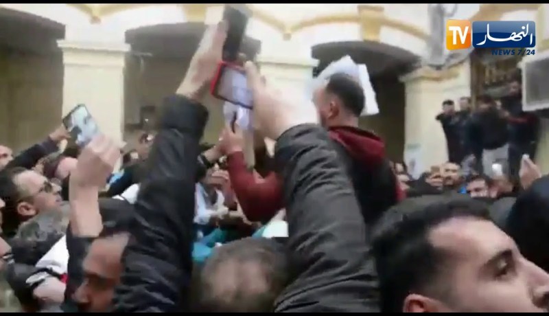 تجمع حاشد واستقبال مميّز لـ رشيد نكاز في عنابة