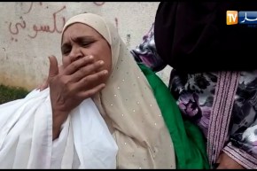 عقيلة بشاينية والدة الشهيد مقديش عبد الله اثناء العزاء قبل وصول الجثمان بالطارف