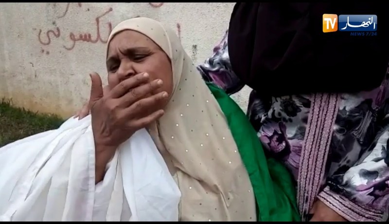 عقيلة بشاينية والدة الشهيد مقديش عبد الله اثناء العزاء قبل وصول الجثمان بالطارف