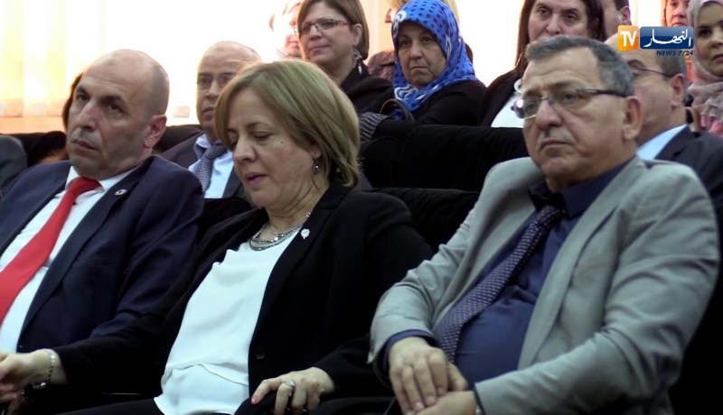 فيديو لطفل يدخن وجد متأثرا من المسؤول