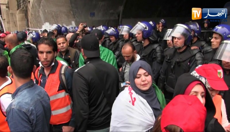 خروج مئات الآلاف من المواطنين في مسيرات سلمية مطالبة برحيل باقي الباءات