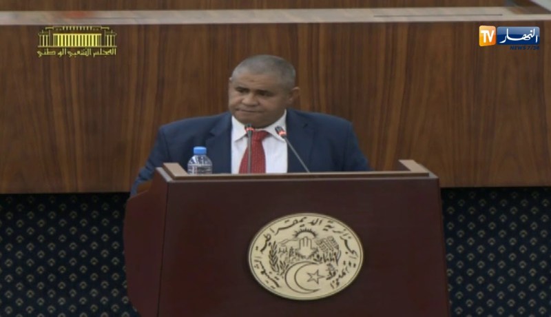 شاهد..مشادات كلامية بين النائب “سليمان سعداوي” وزميل له داخل قبة البرلمان