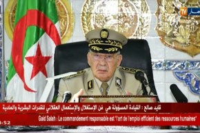 قايد صالح يجتمع مع اطارات الهيئات  المركزية لوزارة الدفاع و أركان الجيش