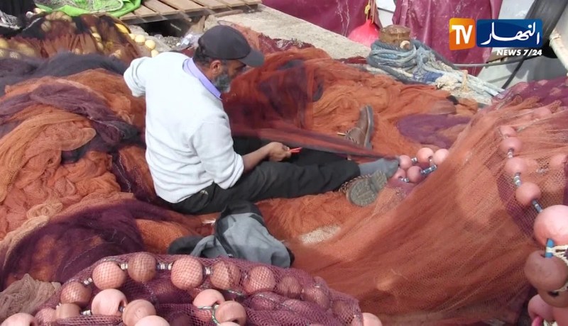 مجتمع/ مهنة الصيد…باب رزق يصارع أمواج البحر