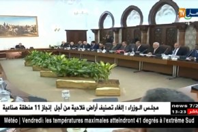 مجلس الوزراء يصادق على مرسوم يتعلق بإلغاء تصنيف الأراضي الفلاحية