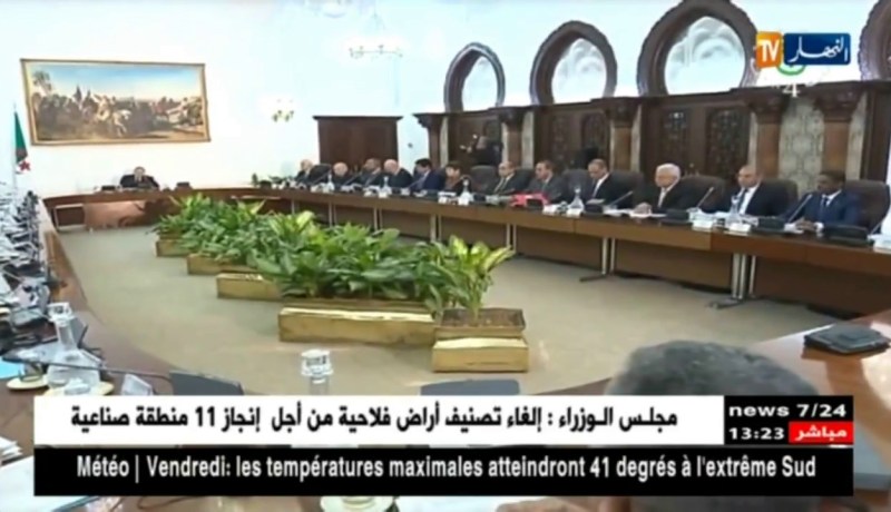 مجلس الوزراء يصادق على مرسوم يتعلق بإلغاء تصنيف الأراضي الفلاحية