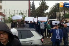 بداية تجمع إطارات الأرندي من المكتب الولائي أمام مقر الحزب للمطالبة برحيل “أويحيى”