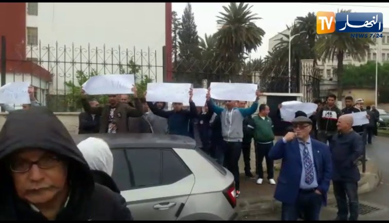 بداية تجمع إطارات الأرندي من المكتب الولائي أمام مقر الحزب للمطالبة برحيل “أويحيى”