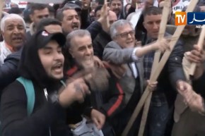 خصوم أويحيى يحتجون أمام مقر الأرندي ويطالبونه بالرحيل