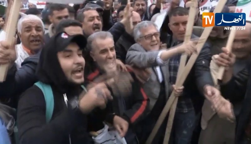 خصوم أويحيى يحتجون أمام مقر الأرندي ويطالبونه بالرحيل