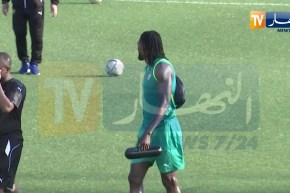 نجم الطوغو أديبايور يحضر لمواجهة الجزائر بالموسيقى.. دخل أرضية الميدان بالمذياع