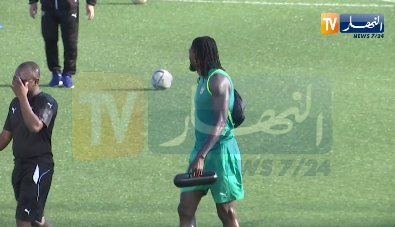 نجم الطوغو أديبايور يحضر لمواجهة الجزائر بالموسيقى.. دخل أرضية الميدان بالمذياع