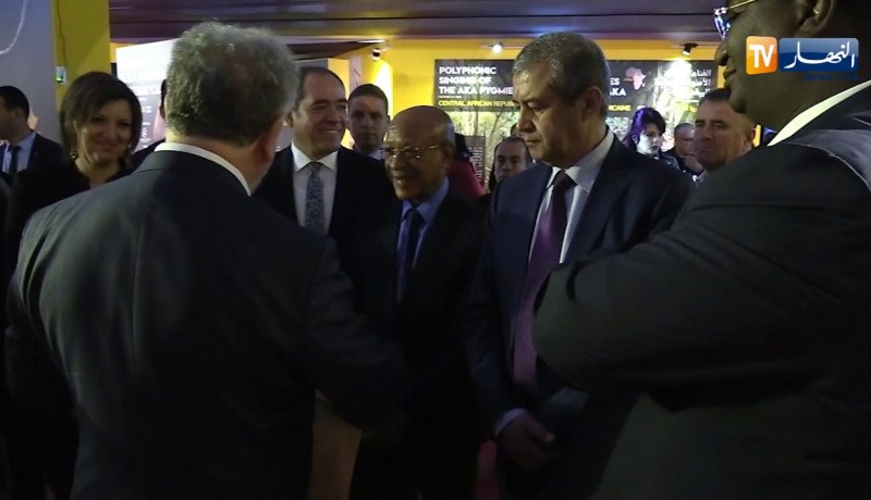 الوالي “زوخ” يحدث ضجة في معرض الشهر الثقافي