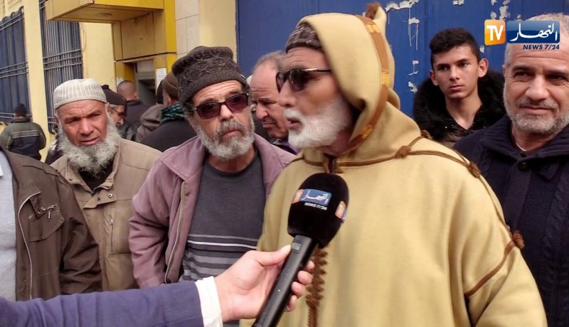 مجتمع: طوابير المتقاعدين أمام مراكز البريد.. صور ترسم كل شهر بمفتاح