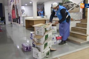 بجاية : شباب يتطوعون لجمع مواد غذائية وتوزيعها على الأرامل والمحتاجين