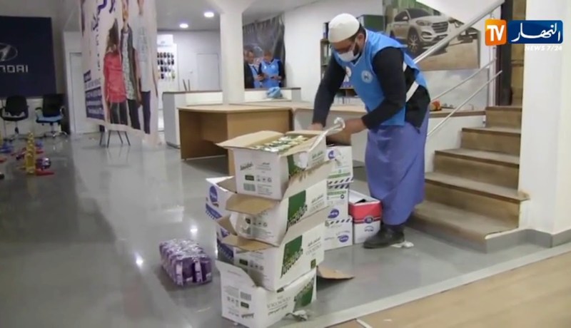 بجاية : شباب يتطوعون لجمع مواد غذائية وتوزيعها على الأرامل والمحتاجين