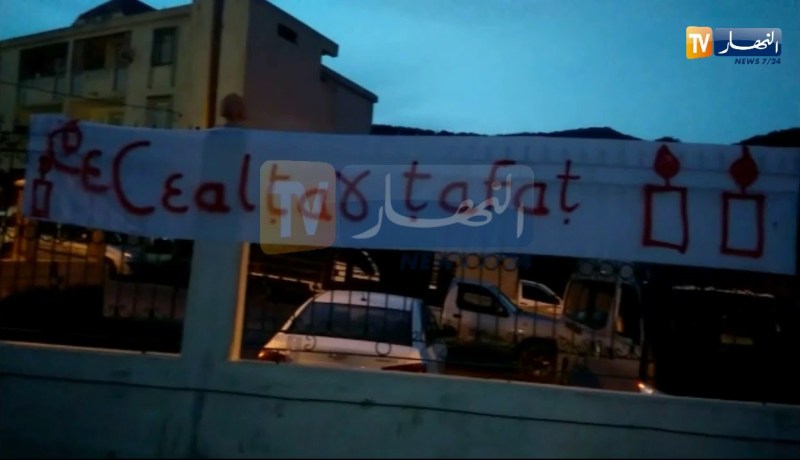 تيزي وزو.. سكان قرية “ثيقناثين” يشعلون الشموع إحتجاجا على عدم ربط 80 عائلة بالكهرباء