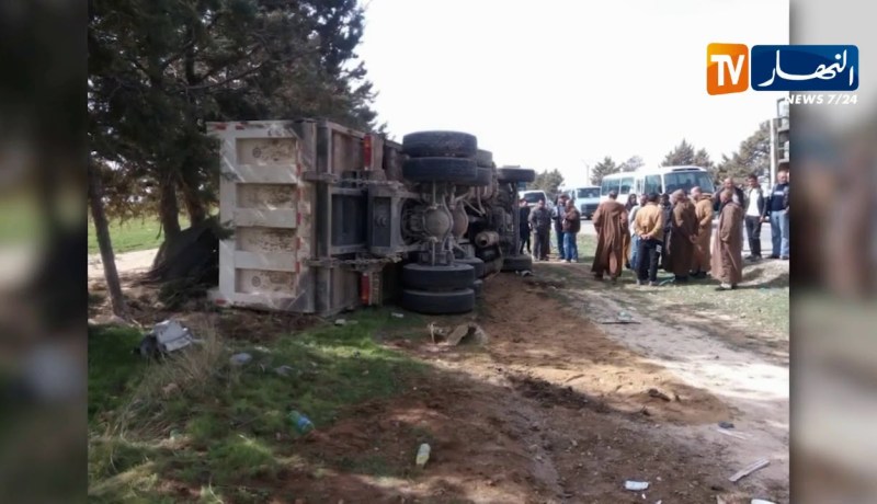 تيارت/ وفاة إمرأة و13 جريح إثر حادث إصطدام شاحنة بسيارة للنقل الجماعي