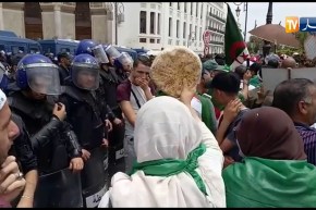شاهد..متظاهرة تصنع الحدث بـ “مطلوعة”…”هوما سرقو الملاير وأنت هذا واش صحلك”