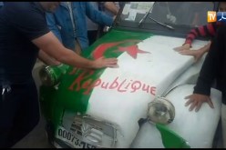 تيزي وزو/ شاهد..أقدم سيارة من نوع “2 شوفو” تشارك في مسيرة الجمعة الـ 14