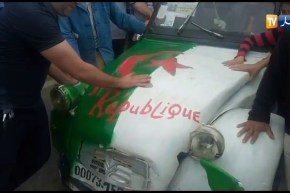تيزي وزو/ شاهد..أقدم سيارة من نوع “2 شوفو” تشارك في مسيرة الجمعة الـ 14