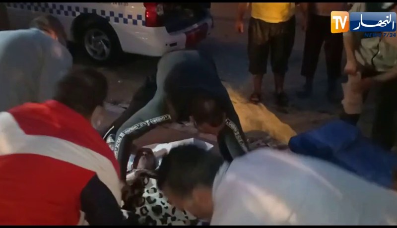 لحظة وصول نبيل علاوة إلى مقر سكناه بحي ديار الجماعة بالعاصمة