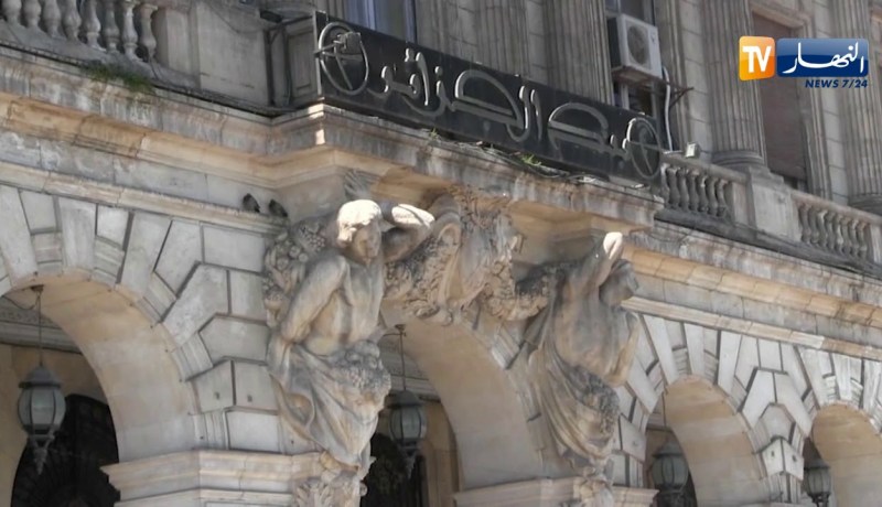 رئاسة: بن صالح يعين “محمد وارث” مديرا عاما للجمارك و كلّف “عمار حيواني” بنيابة محافظ بنك الجزائر