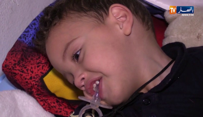 دلال خير: طفل مصاب بداء الشلل الدمغي أقعده الفراش وعائلته تناشد المحسنين للكفل به