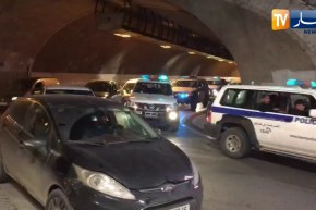 الشرطة تحتفل مع الشعب في العاصمة بعد إستقالة الرئيس بوتفليقة