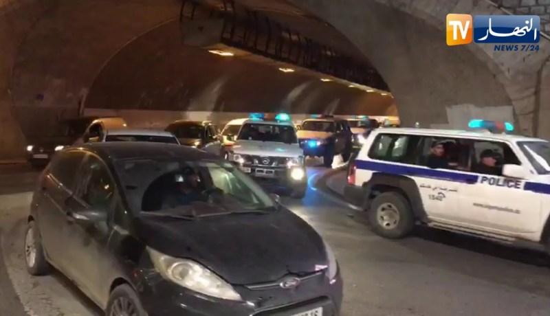 الشرطة تحتفل مع الشعب في العاصمة بعد إستقالة الرئيس بوتفليقة