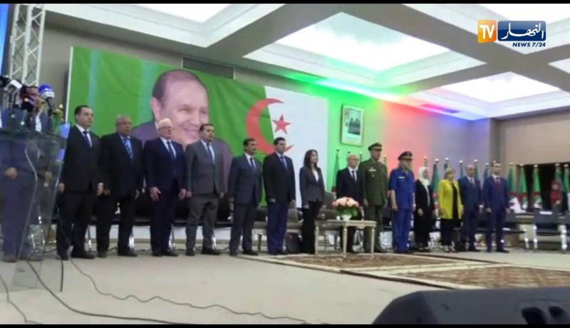 توقف صوت  النشيد خلال إشراف وزيرة البريد على توزيع مفاتيح السكنات بسبب خطأ تقني