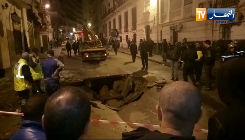 إنهيار الطريق بشارع حماني أرزقي في الجزائر العاصمة