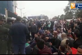 شاهد..عمال سونلغاز بجسر قسنطينة يطردون وزير الطاقة