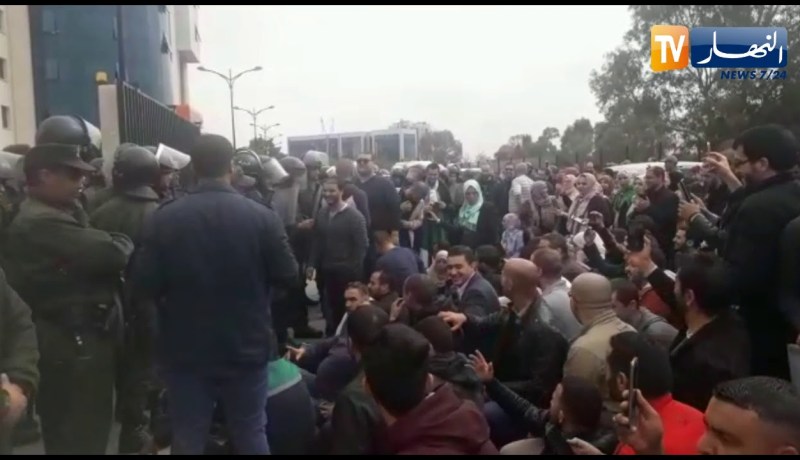 شاهد..عمال سونلغاز بجسر قسنطينة يطردون وزير الطاقة