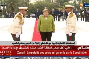 المستشارة الألمانية “أنجيلا ميركل” تضع إكليلا من الزهور بمقام الشهيد