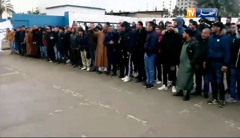 عمال مؤسسة عمال “بوفال” بالبرواقية يدخلون في اضراب مفتوح