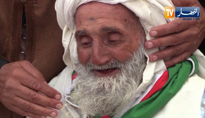 أم البواقي: الحركاتي..  شيخ تجاوز القرن يتمسك بالأغنية الثورية رغم كبر سنه