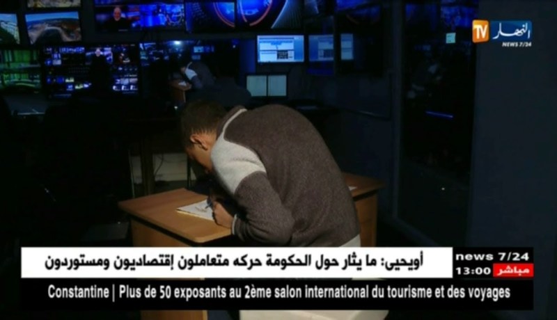 كواليس من غرفة التحكم للضيف “عادل” وهو يرسم صور معبرة عن حادثة سقوط الطائرة العسكرية